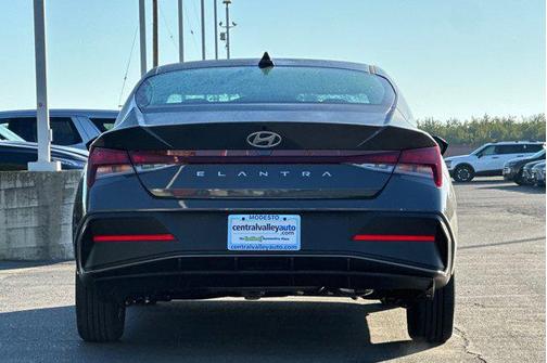 2025 Hyundai ELANTRA SE