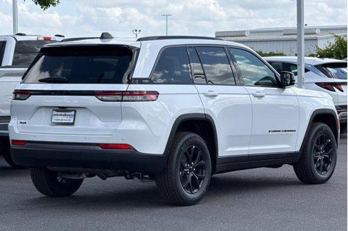 Bright White Clearcoat 2026 Jeep Grand Cherokee Altitude