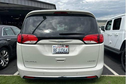 Tusk White 2017 Chrysler Pacifica Limited