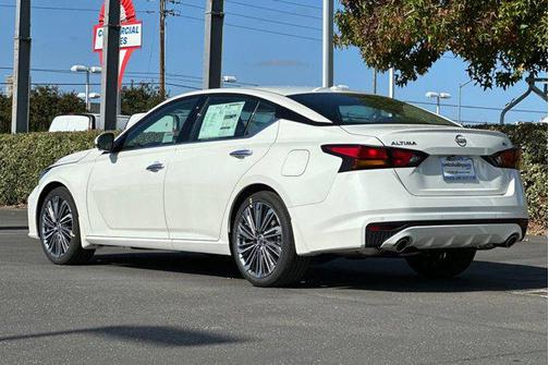 2025 Nissan Altima SL FWD