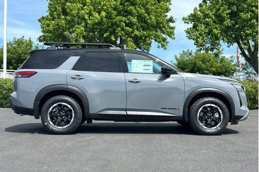 Boulder Gray Pearl/Super Black 2026 Nissan Pathfinder Rock Creek