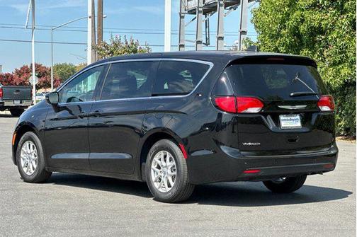 2025 Chrysler Voyager LX