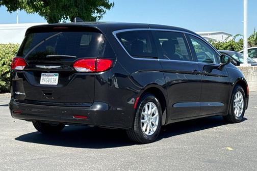 Brilliant Black Crystal Pearlcoat 2022 Chrysler Voyager LX
