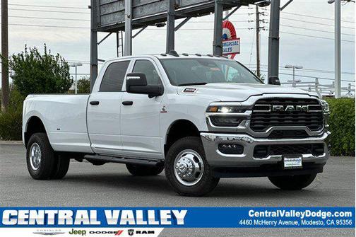 Bright White Clearcoat 2026 RAM 3500 Tradesman Crew Cab 4x4 8' Box