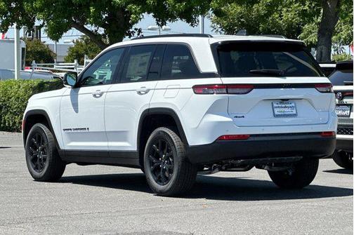 Bright White Clearcoat 2026 Jeep Grand Cherokee Altitude