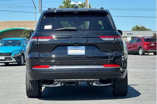 Diamond Black Crystal Pearlcoat 2026 Jeep Grand Cherokee Summit
