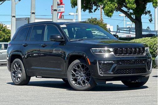 Diamond Black Crystal Pearlcoat 2026 Jeep Grand Cherokee Summit