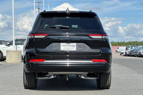 Diamond Black Crystal Pearlcoat 2026 Jeep Grand Cherokee Limited