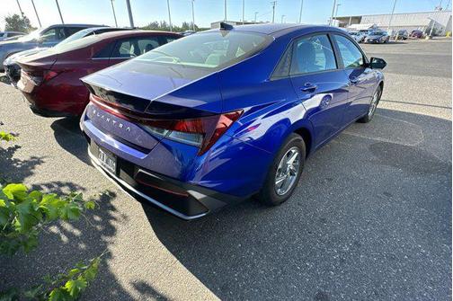 2024 Hyundai ELANTRA SE