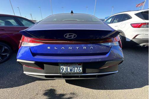 2024 Hyundai ELANTRA SE