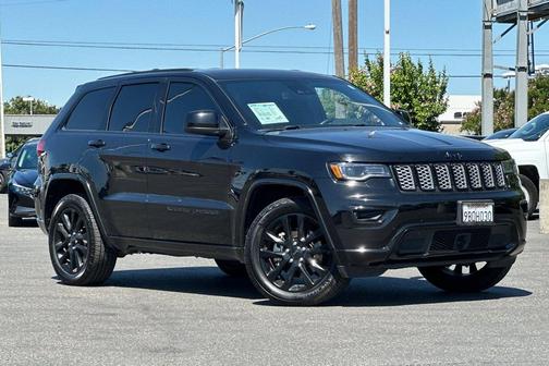 Diamond Black Crystal Pearlcoat 2022 Jeep Grand Cherokee Laredo