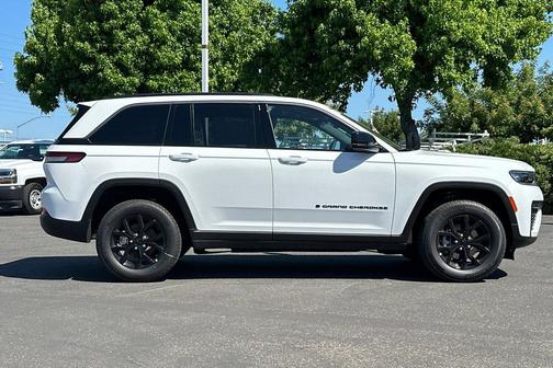 Bright White Clearcoat 2026 Jeep Grand Cherokee Altitude