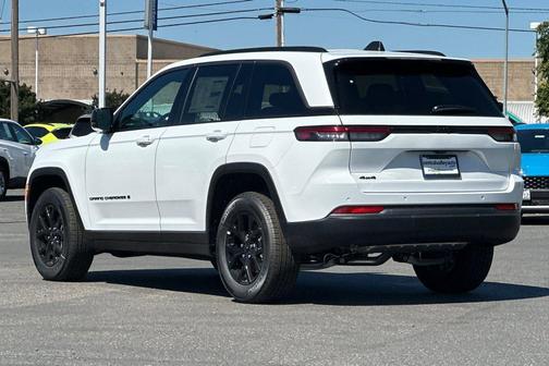 Bright White Clearcoat 2026 Jeep Grand Cherokee Altitude