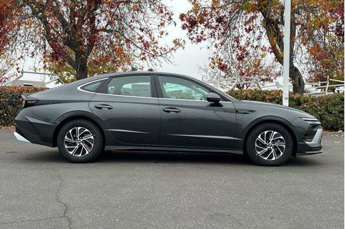 2026 Hyundai SONATA Hybrid Base