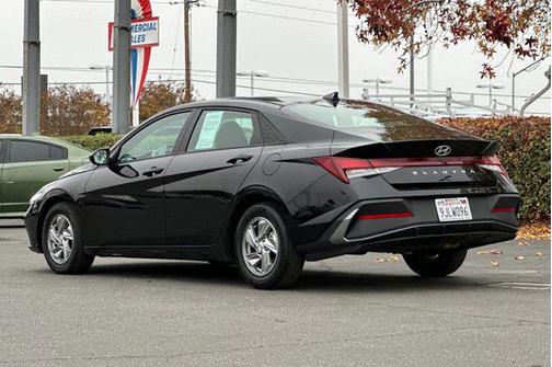 2024 Hyundai ELANTRA SE