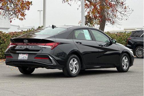 2024 Hyundai ELANTRA SE