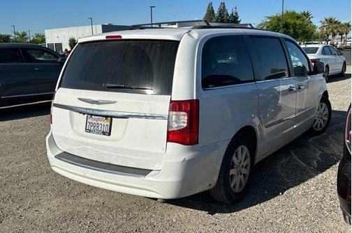 2016 Chrysler Town & Country Touring