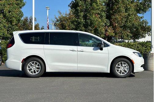 2026 Chrysler Voyager LX