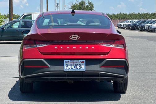 2024 Hyundai ELANTRA SE