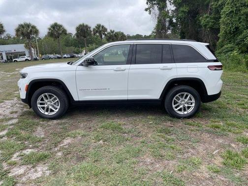 Bright White Clearcoat 2026 Jeep Grand Cherokee Laredo X