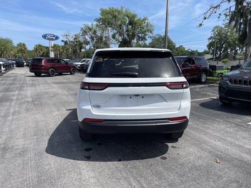 Bright White Clearcoat 2026 Jeep Grand Cherokee Laredo
