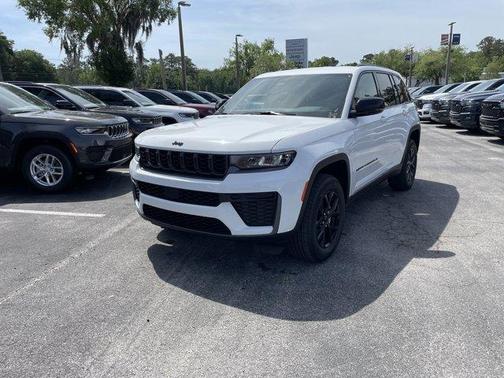 Bright White Clearcoat 2026 Jeep Grand Cherokee Laredo