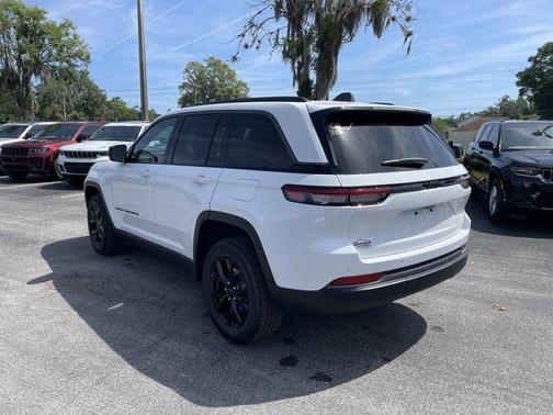Bright White Clearcoat 2026 Jeep Grand Cherokee Laredo