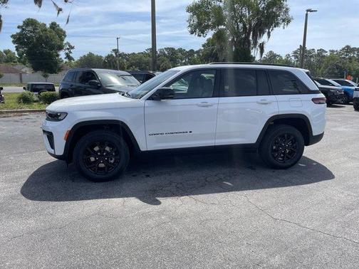 Bright White Clearcoat 2026 Jeep Grand Cherokee Laredo