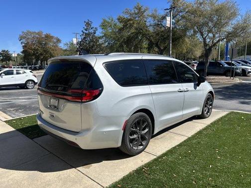 2024 Chrysler Pacifica Touring-L