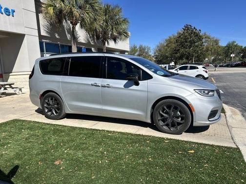 2024 Chrysler Pacifica Touring-L