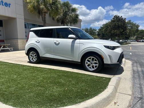 Snow White Pearl 2024 Kia Soul LX