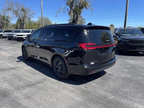 Diamond Black 2026 Chrysler Pacifica Select