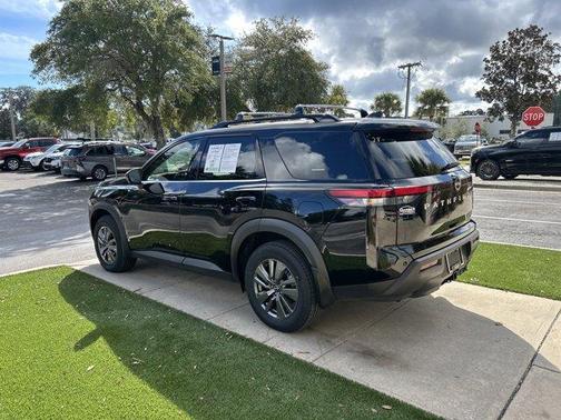 2024 Nissan Pathfinder SV