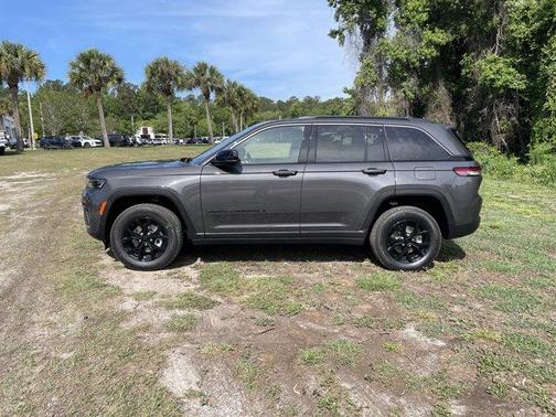 Metallic 2026 Jeep Grand Cherokee Laredo