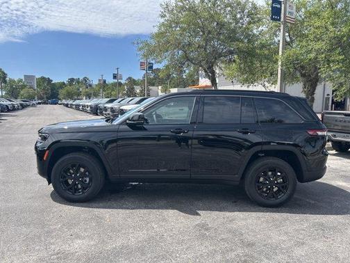 Diamond Black 2026 Jeep Grand Cherokee Laredo