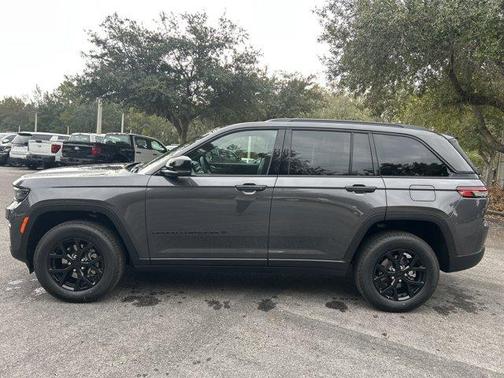 2025 Jeep Grand Cherokee Laredo