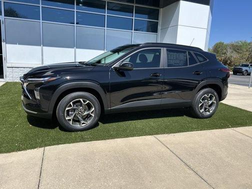 Mosaic Black Metallic 2026 Chevrolet Trax LT