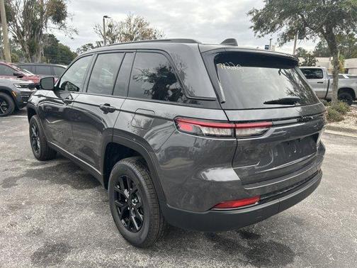 2025 Jeep Grand Cherokee Laredo