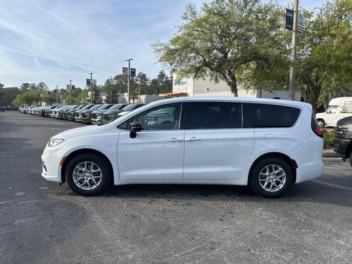 Bright White Clearcoat 2026 Chrysler Pacifica Select