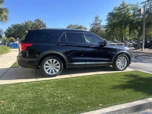Black Metallic 2022 Ford Explorer Limited