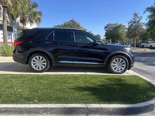 Black Metallic 2022 Ford Explorer Limited
