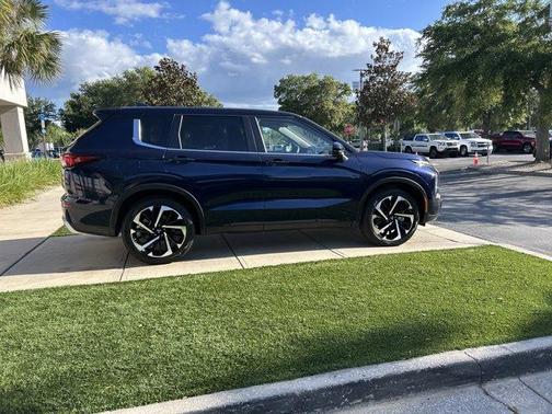 Blue 2024 Mitsubishi Outlander SE