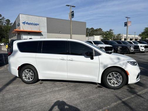 Bright White Clearcoat 2026 Chrysler Pacifica Select