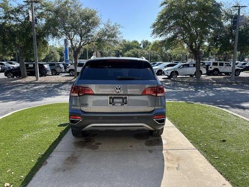 Platinum Gray Metallic 2022 Volkswagen Taos 1.5T SE