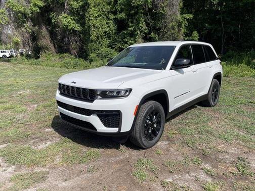 Bright White Clearcoat 2026 Jeep Grand Cherokee Laredo