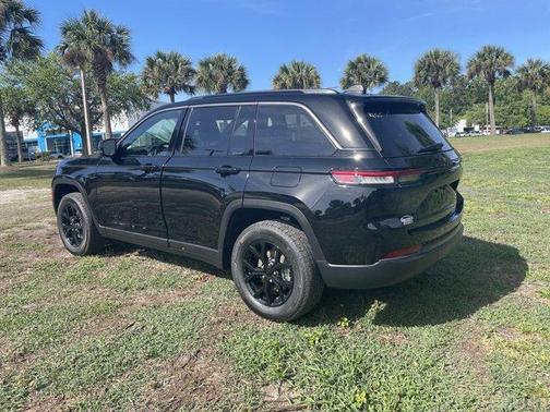 Diamond Black 2026 Jeep Grand Cherokee Laredo