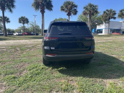 Diamond Black 2026 Jeep Grand Cherokee Laredo