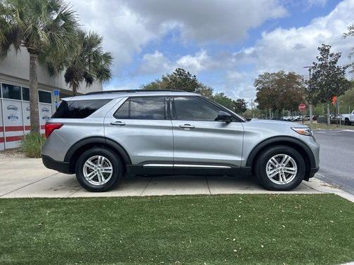 Iconic Silver Metallic 2023 Ford Explorer XLT