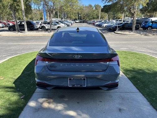 2023 Hyundai ELANTRA SE