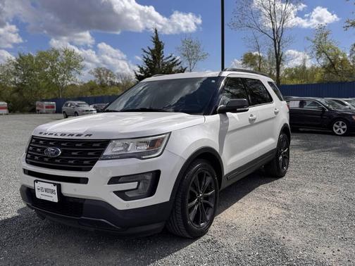 White 2017 Ford Explorer XLT